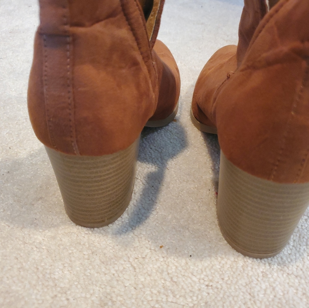 New Edition NWOB Brown boots size 6 /7